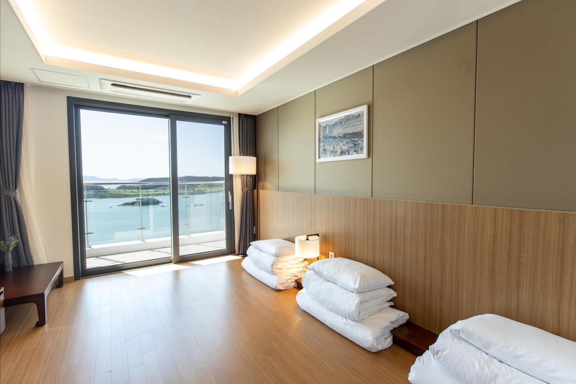 Ramada Plaza By Wyndham Dolsan Yeosu Hotel Buitenkant foto
