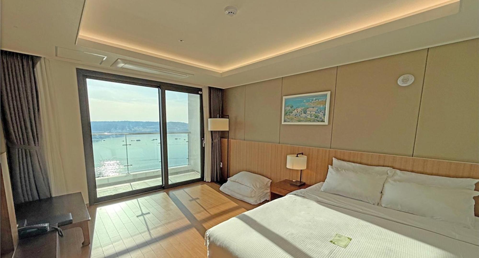 Ramada Plaza By Wyndham Dolsan Yeosu Hotel Buitenkant foto